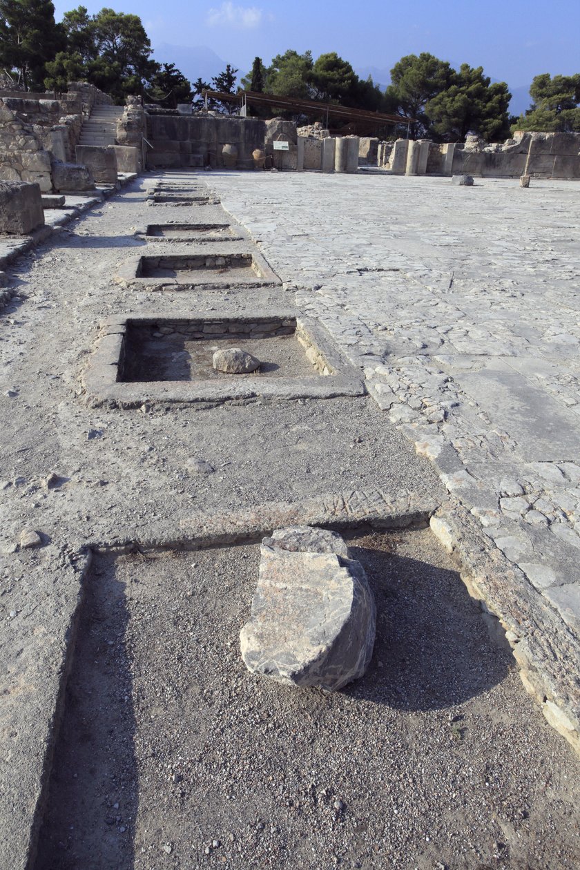 Sitio arqueológico minoico de Phaistos. Vista general del patio central desde los santuarios del ala oeste. El patio central es un elemento arquitectónico básico del palacio minoico. Es un núcleo alrededor del cual se disponen las diferentes alas. de Minoan