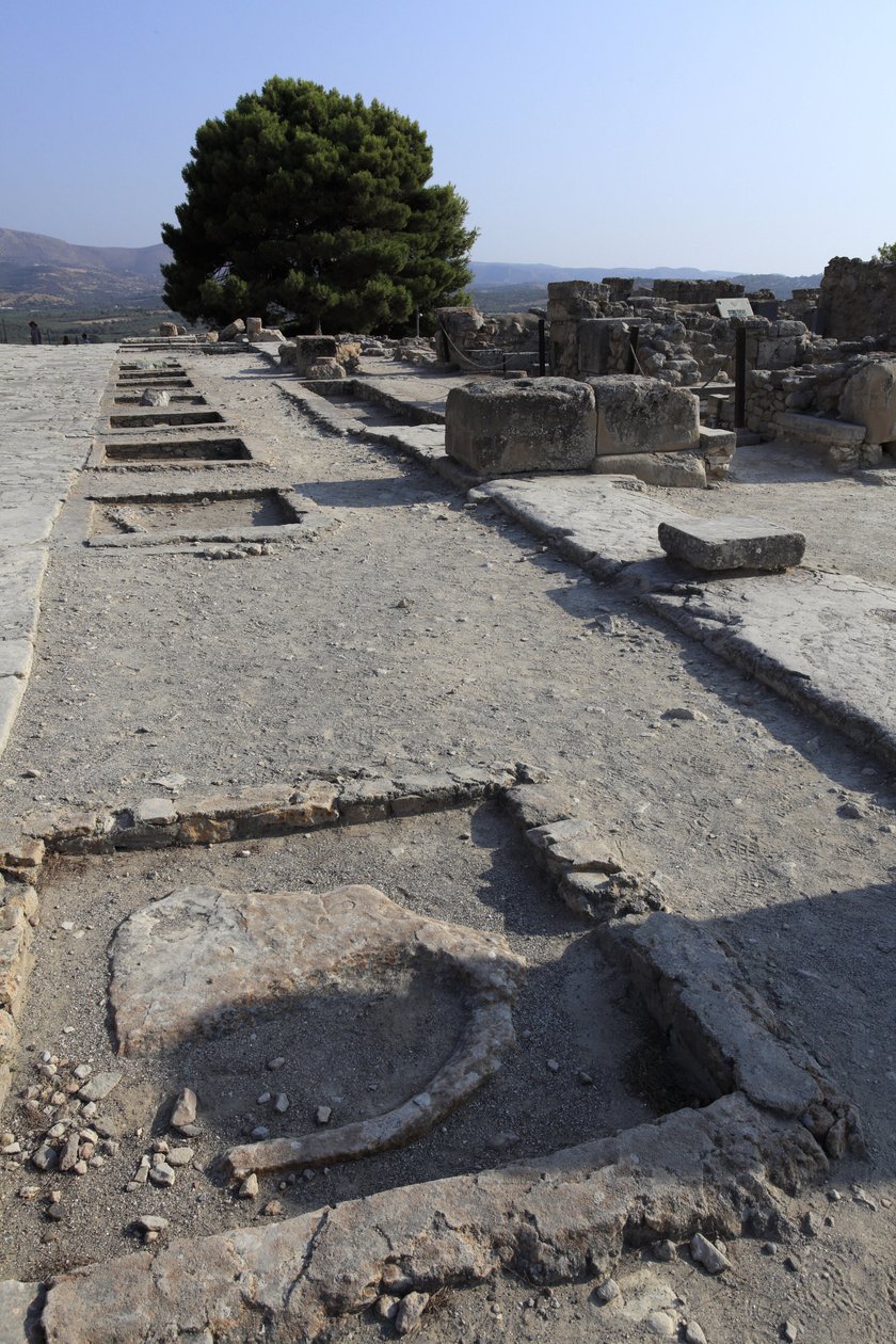 Sitio arqueológico minoico de Phaistos. Vista general del ala oeste de los santuarios a lo largo del patio central desde el ala norte. Había dos tipos de santuarios: "Santuario de banco" y "Luteral Basin". El "Santuario de banco" era una pequeña sala recta de Minoan