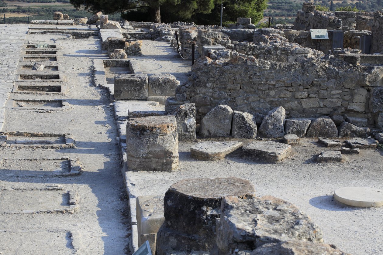 Sitio arqueológico minoico de Phaistos. Vista general de los santuarios del ala oeste a lo largo del patio central desde el ala norte. Había dos tipos de santuarios: 