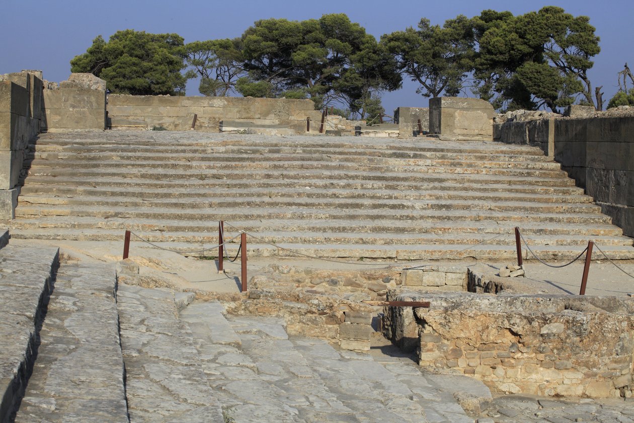 Sitio arqueológico minoico de Phaistos. Escalera que comienza en el patio oeste y conduce a los Propileos, la entrada principal y más impresionante del nuevo palacio y escalones que formaban los asientos del área teatral, utilizada para eventos religiosos  de Minoan