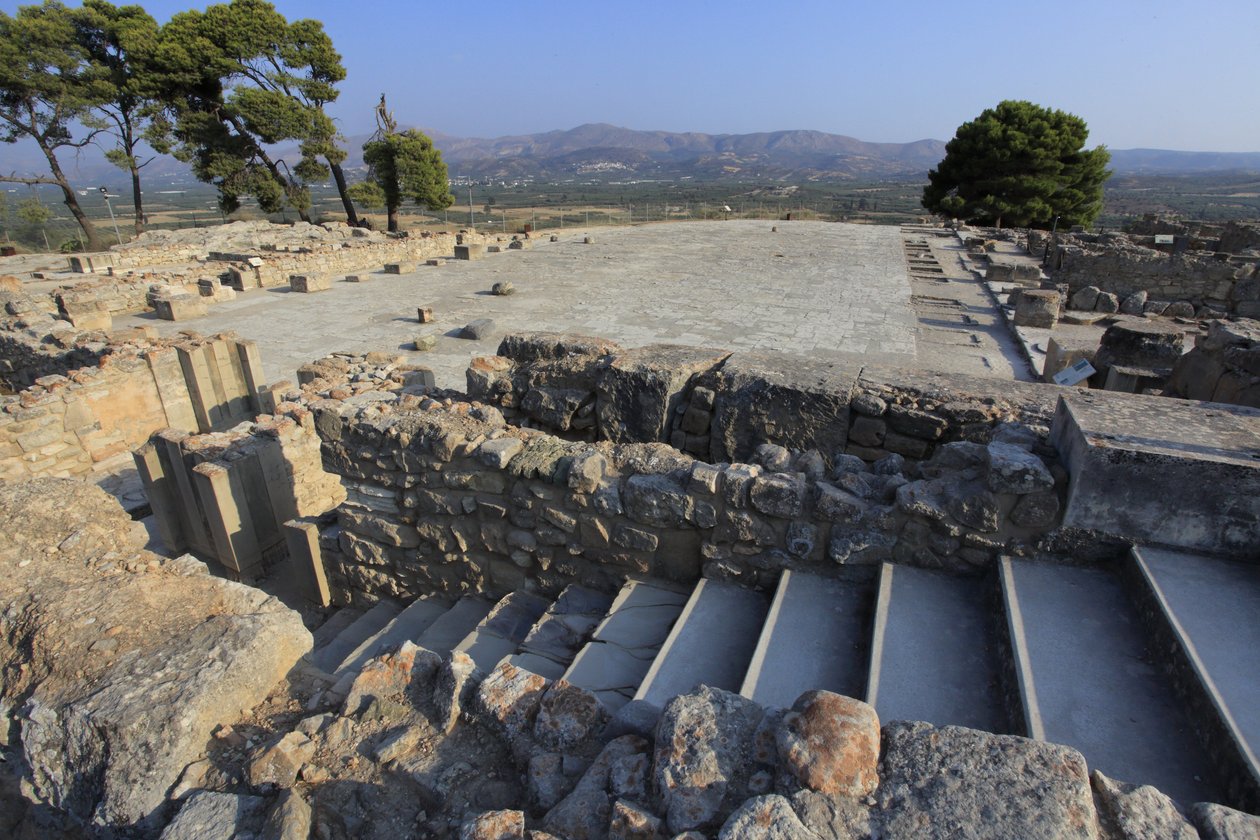 Sitio arqueológico minoico de Phaistos. Vista sobre el patio central desde el ala norte. El patio central era un elemento arquitectónico básico del palacio minoico. Es un núcleo alrededor del cual se disponen las diferentes alas. Este patio central fue con de Minoan