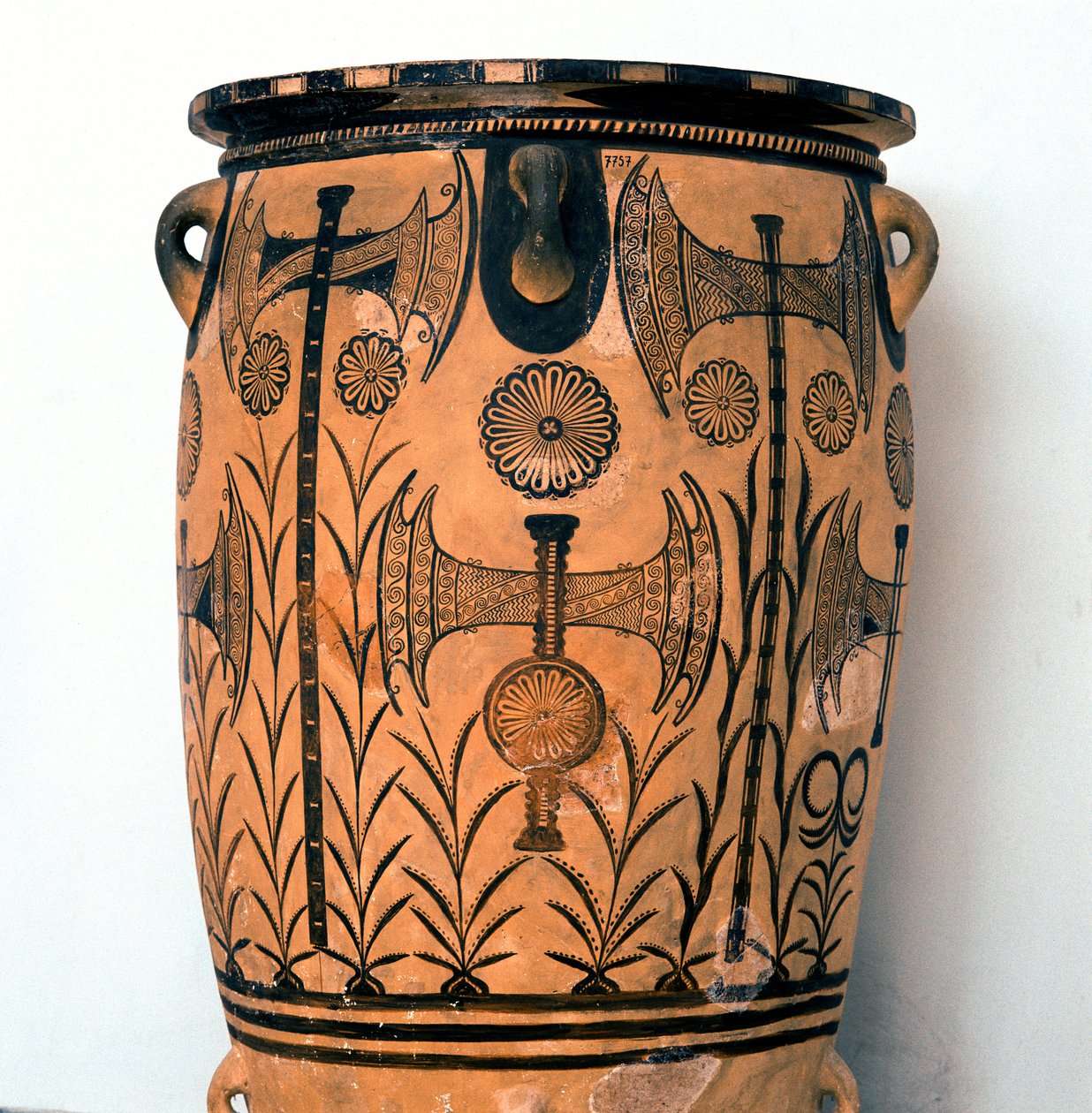 Arte minoico: jarrón de terracota del periodo Neopalacial decorado con símbolos de las deidades y representaciones del cielo y la tierra, así como el hacha doble, símbolo de la civilización cretense. De Knossos (Cnossos) Heraklion, Museo Arqueológico de Cr de Minoan