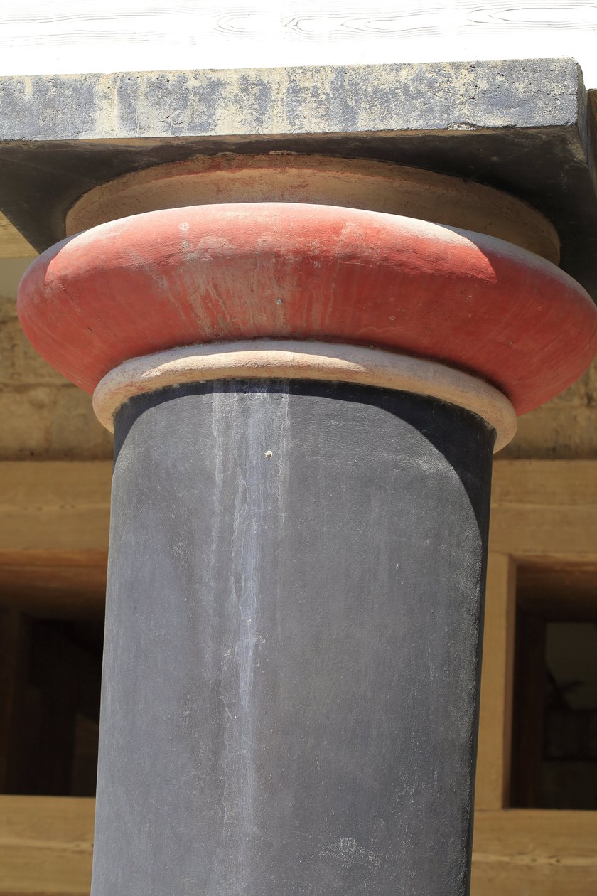 Sitio arqueológico minoico de Knossos. Detalle de una columna del Salón de los ejes dobles y el megaron de la reina del palacio del rey Minos. Knossos, Creta de Minoan