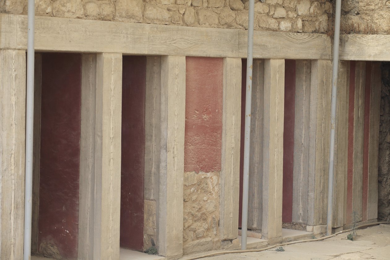 Sitio arqueológico minoico de Knossos. Ala oeste junto al "santuario tripartito". Sala con dos grandes depósitos rectangulares hundidos en el suelo. Estaban llenos de vasijas de barro y objetos valiosos entre los que se encontraban las famosas estatuillas  de Minoan