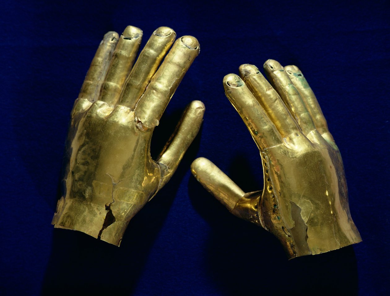 Par de manos funerarias, de Perú, c.200-c.800 de Moche