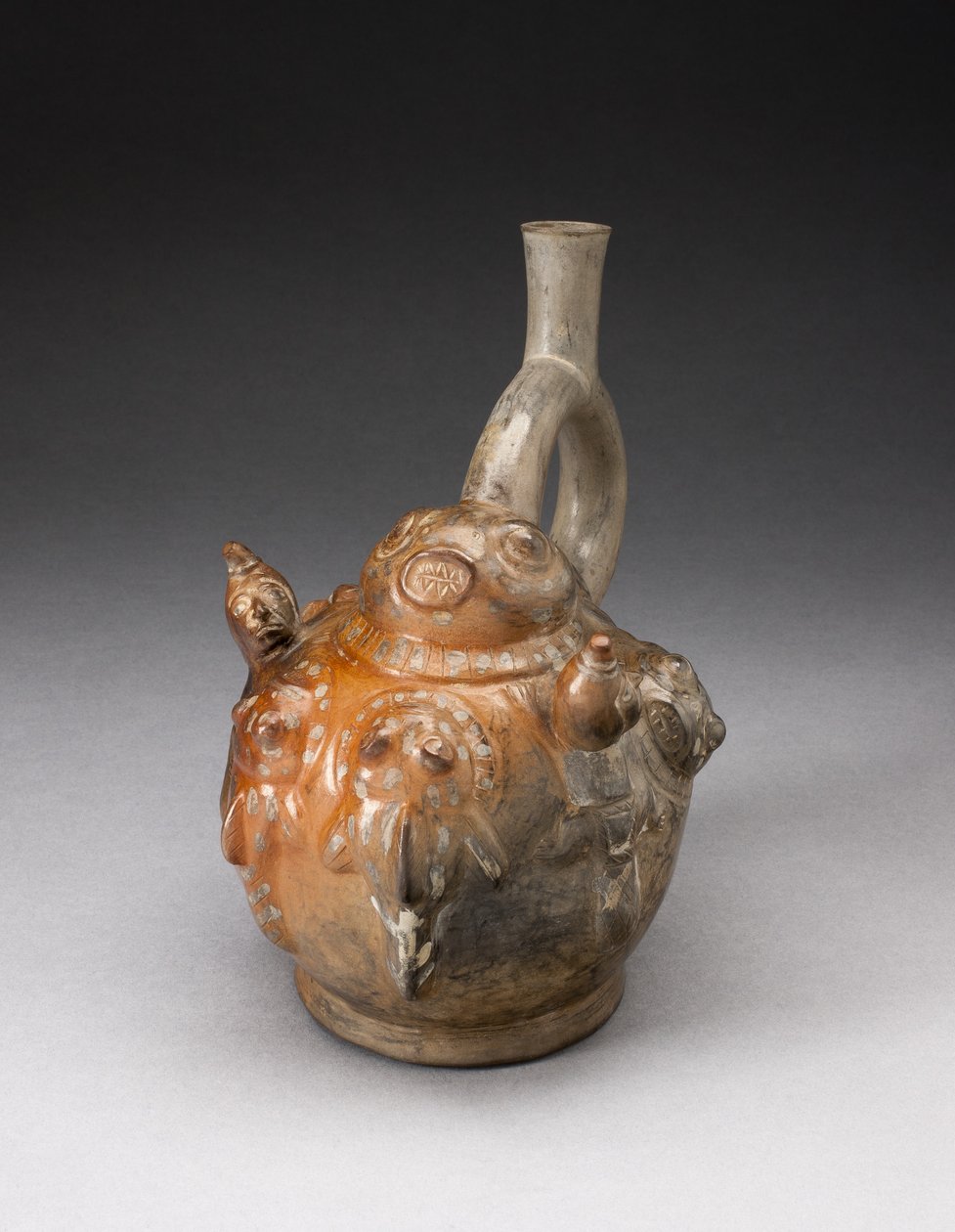 Vasija de pico de estribo con relieve que representa una escena de pesca, 100 a.C.-500 d.C. de Moche