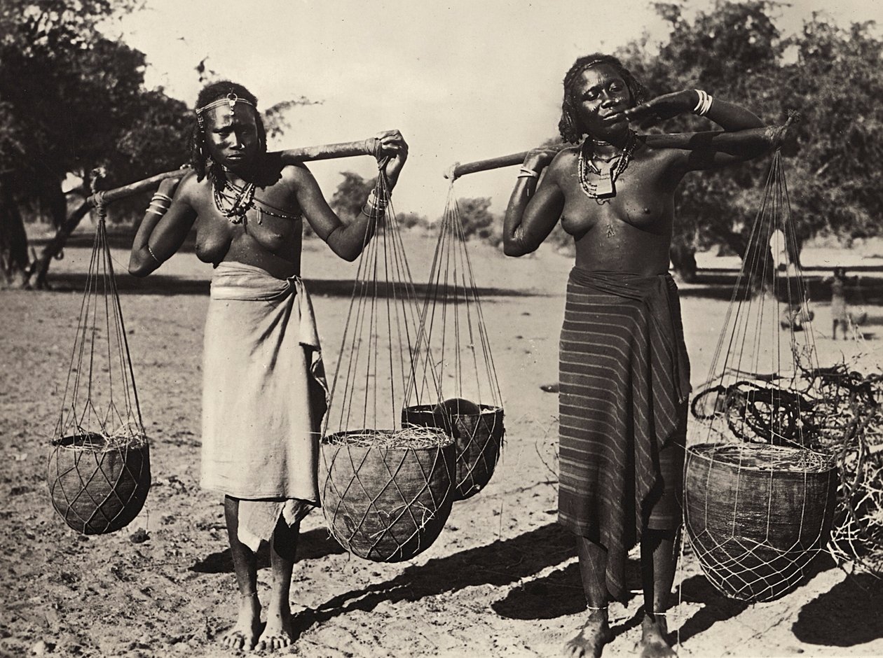 Construyendo un Imperio en la era Fascista: Mujeres Cunama llevando agua, 09/05/1936 de Modestino Baldinetti