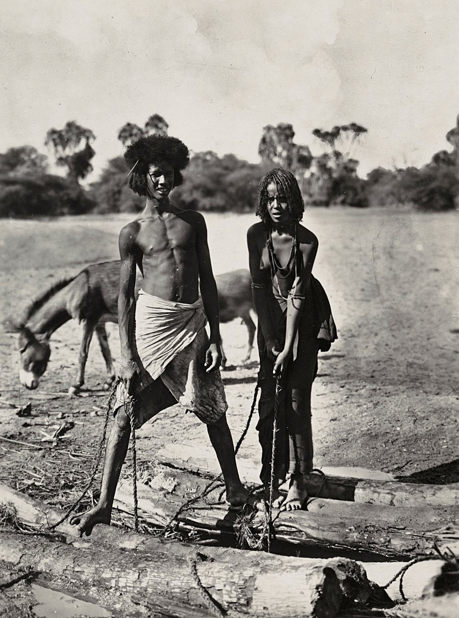 Construyendo un Imperio en la era fascista: indígenas Beni-Amer en un pozo de agua, 09/05/1936 de Modestino Baldinetti
