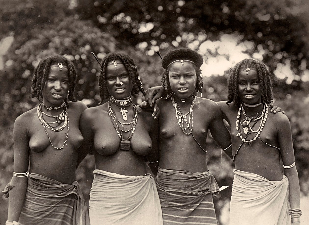 Construyendo un Imperio en la era Fascista: Chicas Cunaman, 09/05/1936 de Modestino Baldinetti