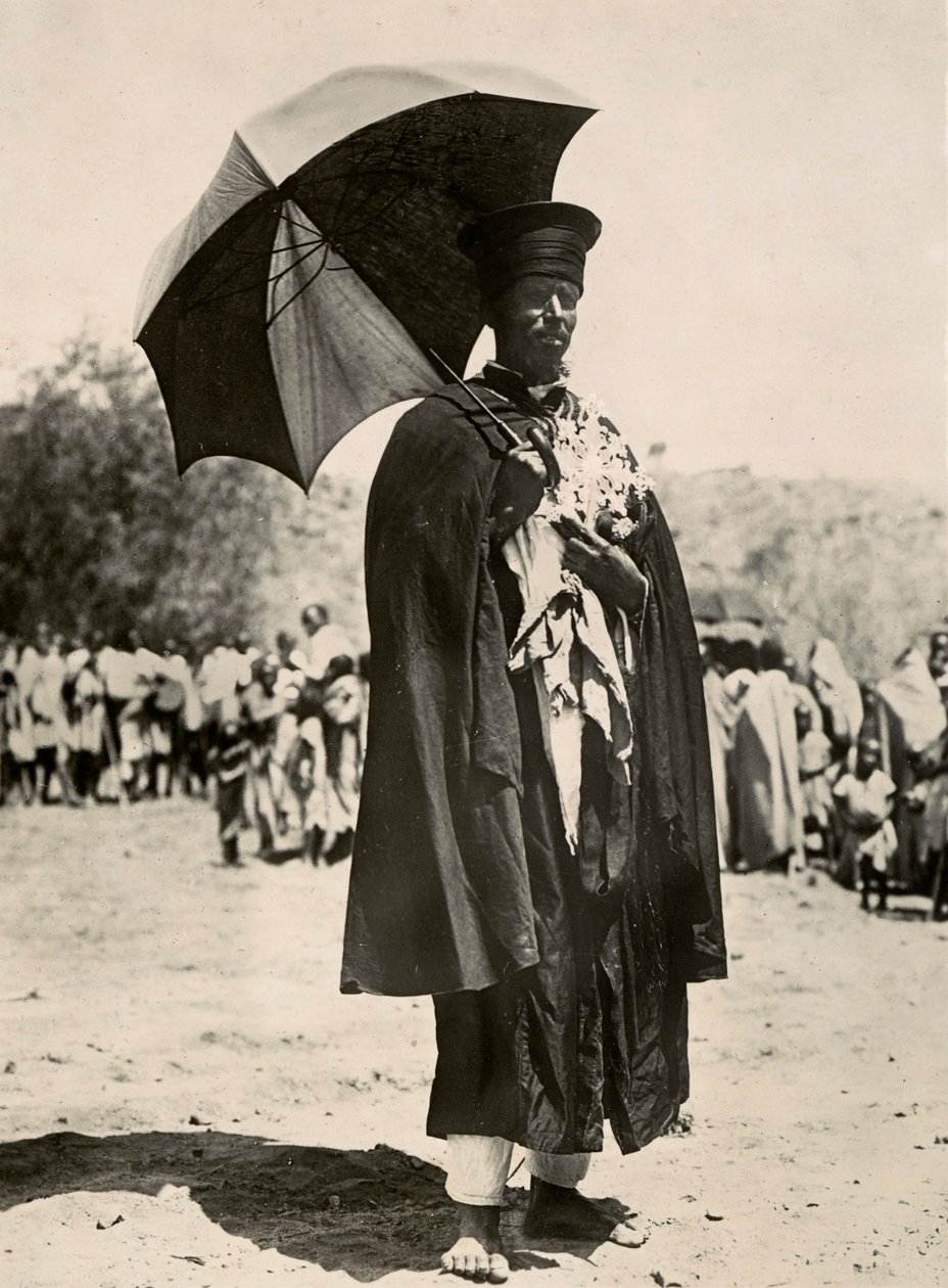 Construyendo un Imperio en la era fascista: un sacerdote abisinio, 09/05/1936 (foto en b/n) de Modestino Baldinetti