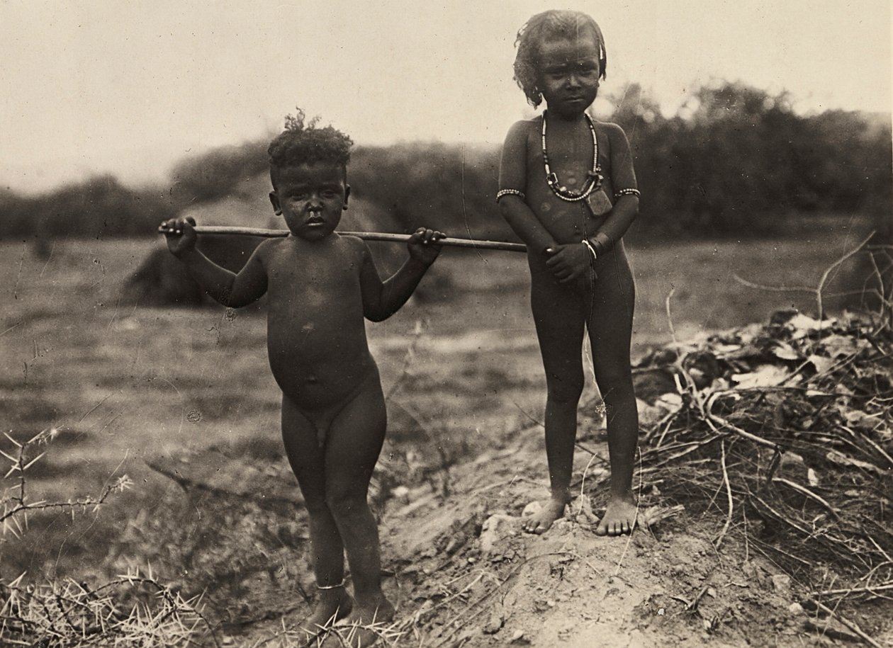 Construyendo un Imperio en la era fascista: dos niños de la tribu Habab, 09/05/1936 (foto en b/n) de Modestino Baldinetti