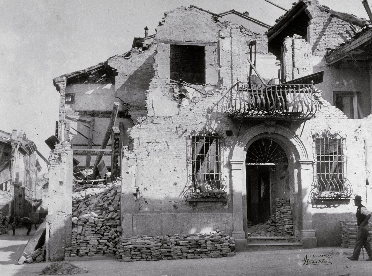 Los bombardeos de Sermide: una casa seriamente dañada durante la Segunda Guerra Mundial. Parte de la fachada se puede ver. de Modestino Baldinetti