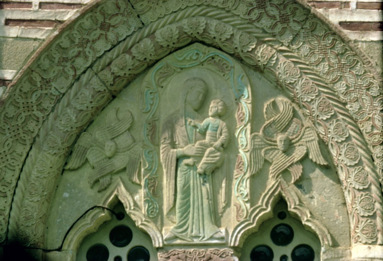 Madonna y el Niño, (detalle) de la ventana de la iglesia, construida entre 1413-17 de Morava School