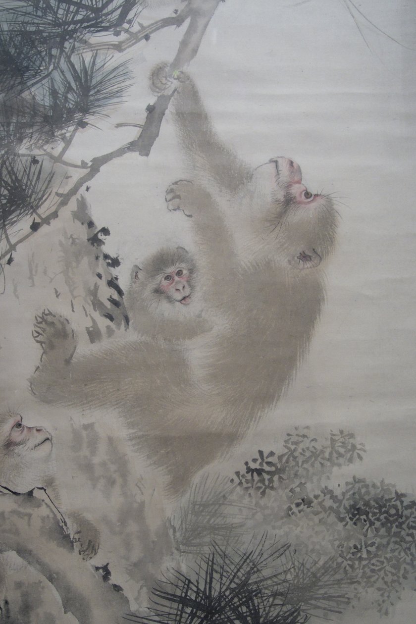 Mori Sosen, monos en los pinos frente a una cascada de Mori Sosen