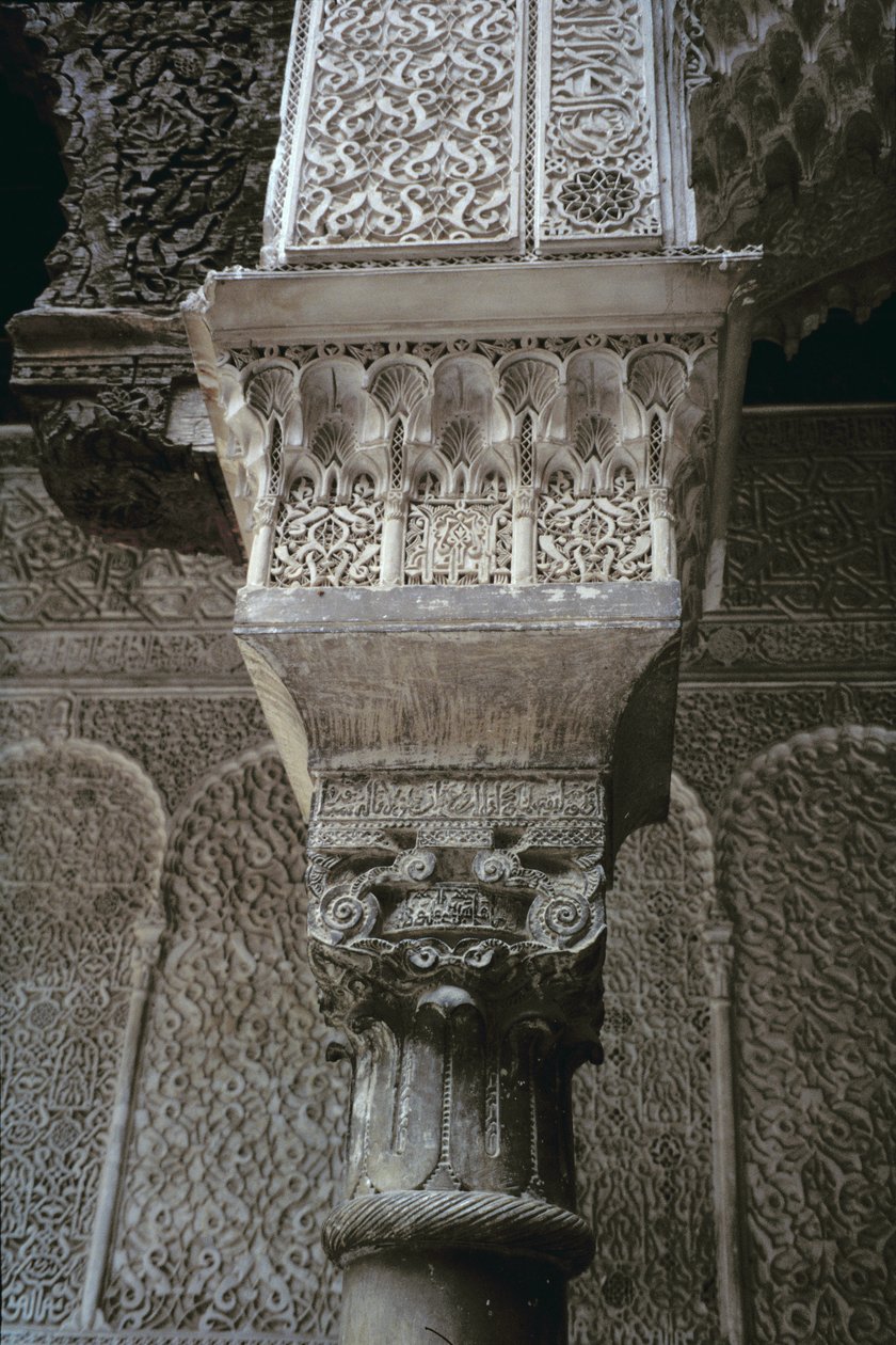 Capitel de columna, del patio principal, construido por los Saadíes en 1565 de Moroccan School