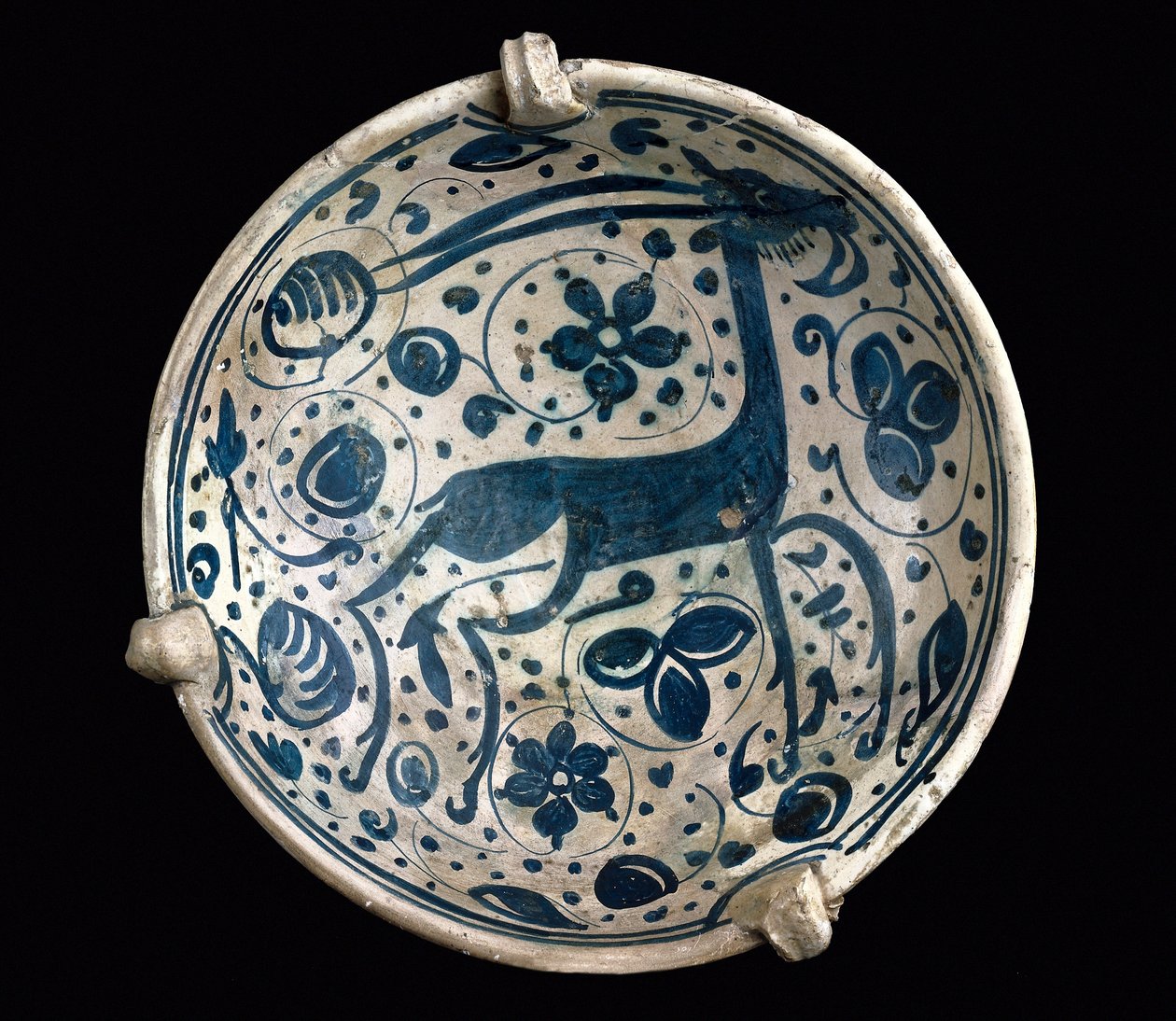 Arte mudéjar: copa de cerámica azul, decorada con un ciervo de Paterna, Manises (estilo hispano-morisco). Siglo XIV o XV. Museo de Cerámica de Barcelona, España de Mudejar School