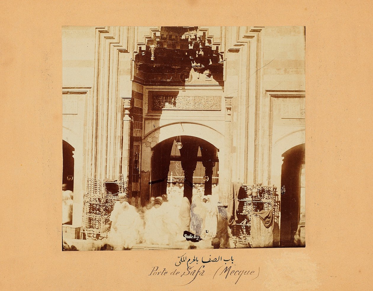 La puerta de la Safa, una de las fotos de La Meca y los Lugares Santos del Islam, c.1879-80 (impresión a la albúmina) de Muhammad Sadiq Bey