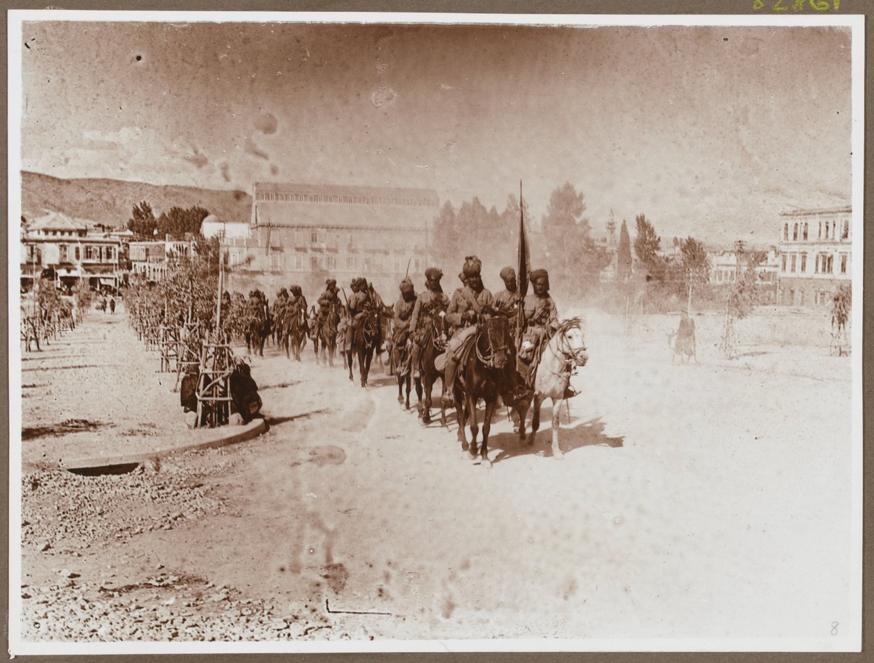 Marcha de la 9ª Caballería de Hodson por Damasco, 2 de octubre de 1918 (foto en blanco y negro) de Mullick Photo House