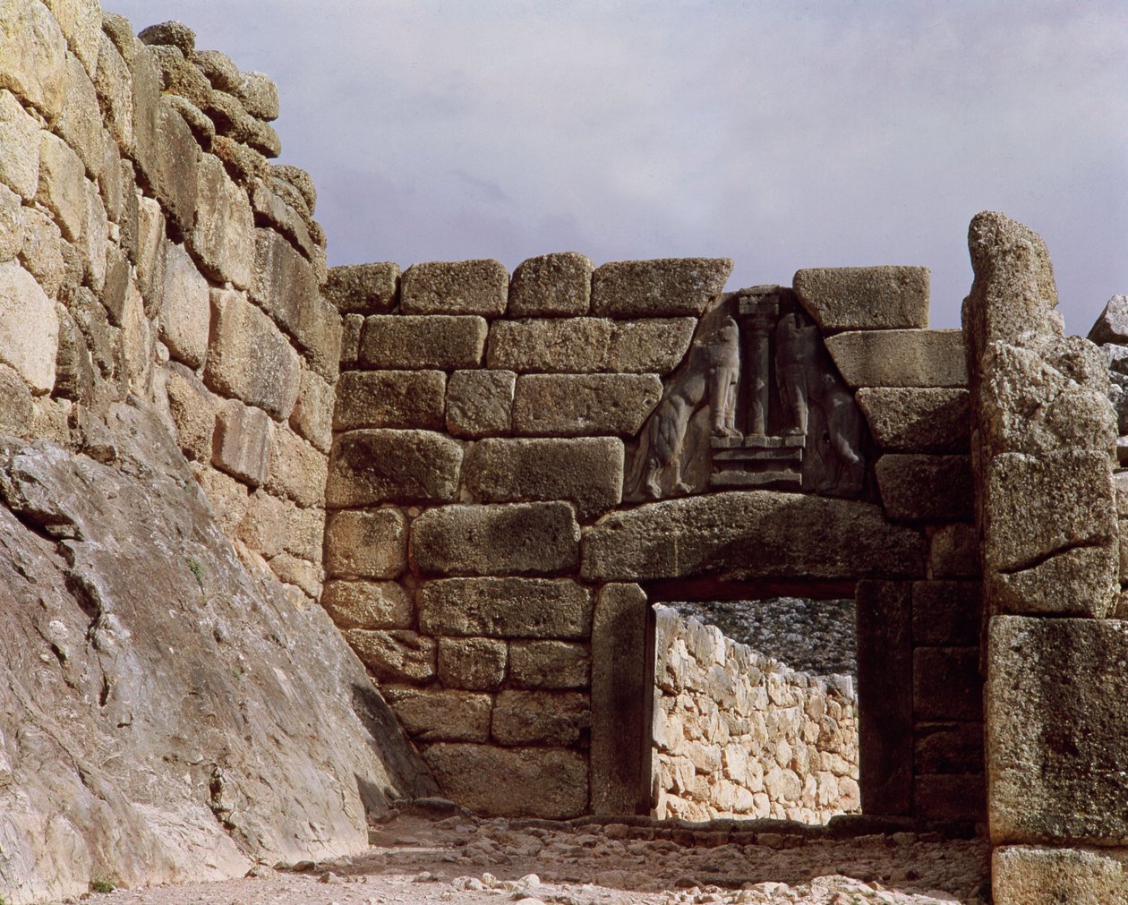 Vista de la Puerta del León en la entrada del palacio de Mycenaean