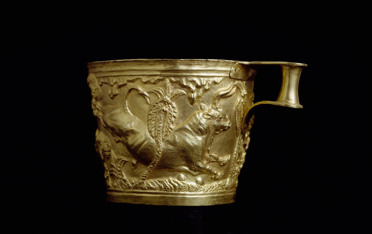 Arte micénico: copa de oro decorada con un relieve de toro de Vaphio de Mycenaean