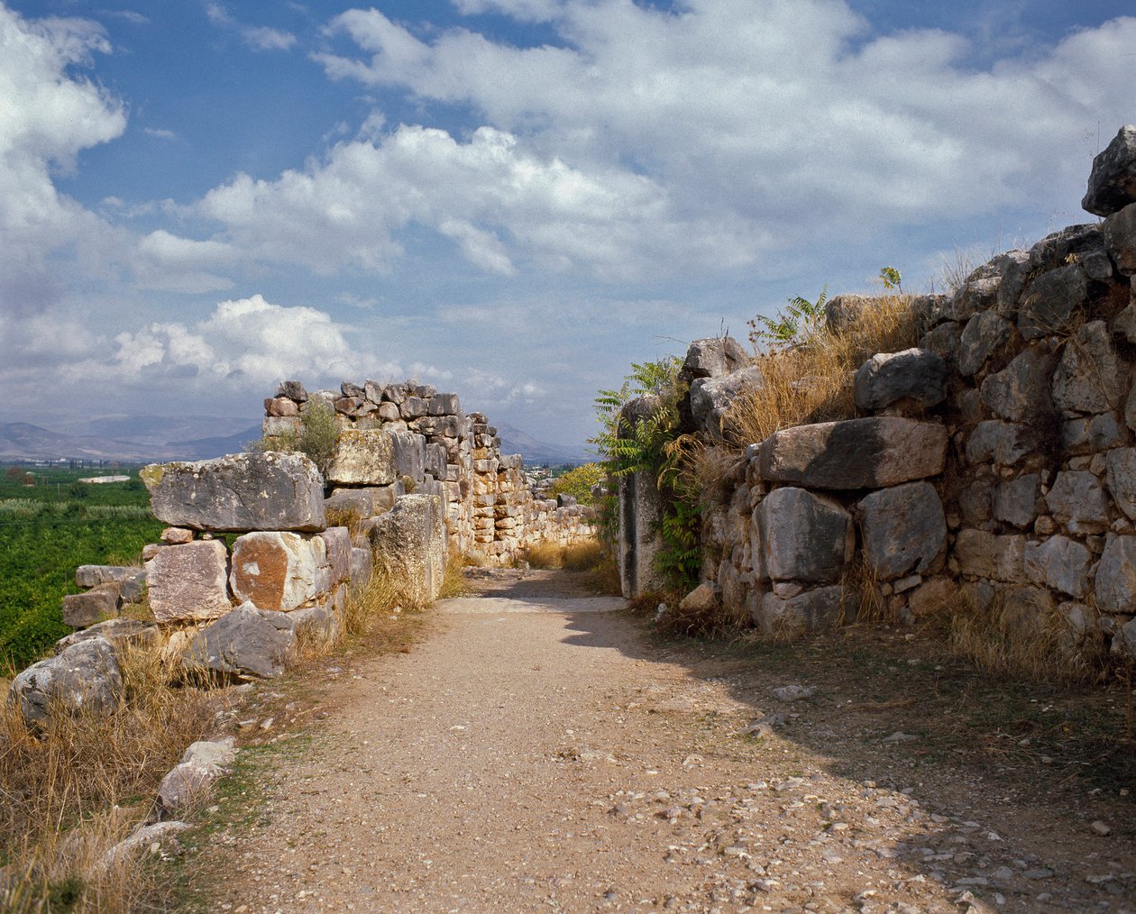 Arte micénico: acceso a la fortaleza superior de la ciudadela micénica, ciudad de Tirinto, alrededor de 1200 a.C. Grecia de Mycenaean