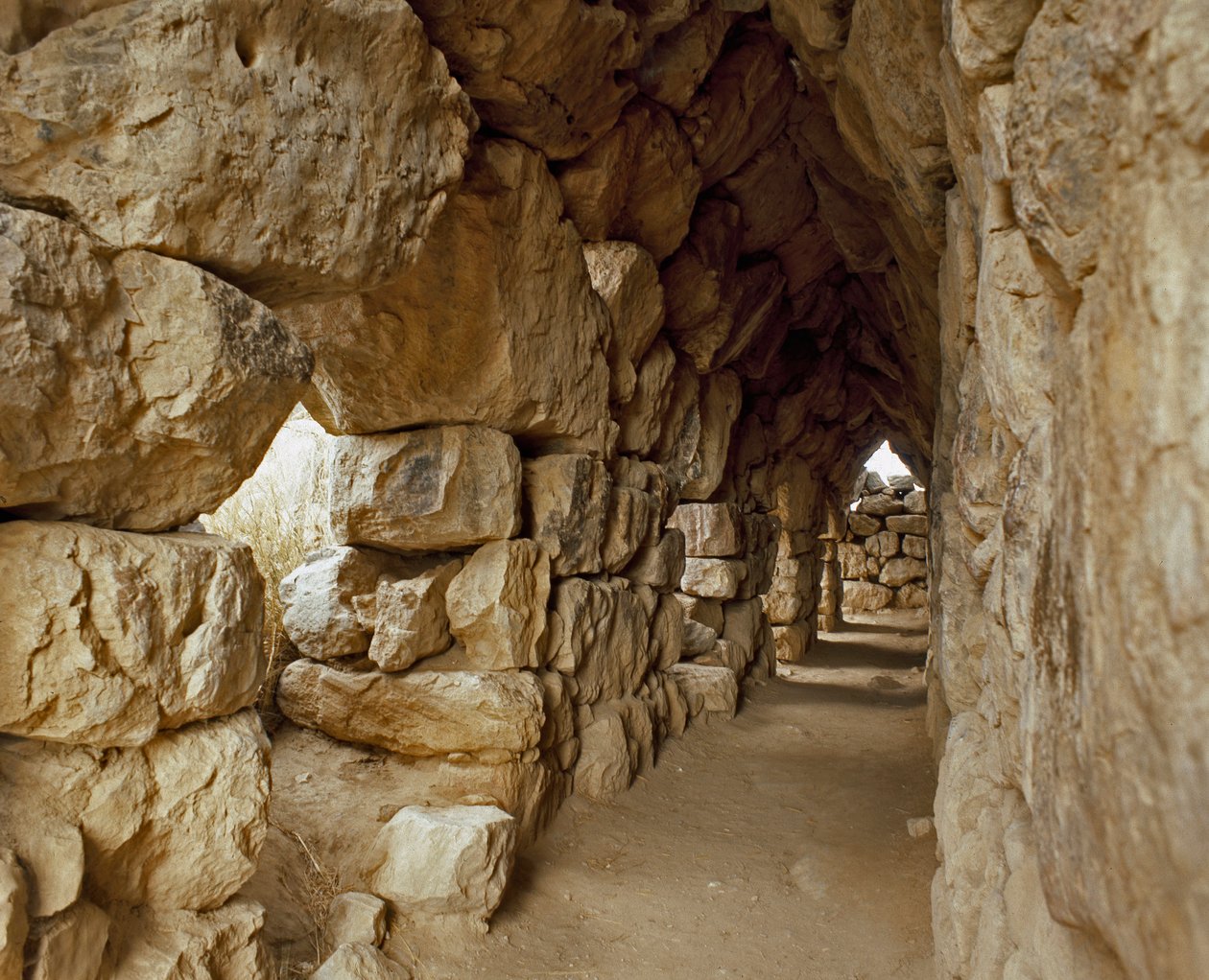 Arte micénico: pasaje cubierto de la ciudadela micénica, ciudad de Tirinto, alrededor de 1200 a.C. Grecia de Mycenaean