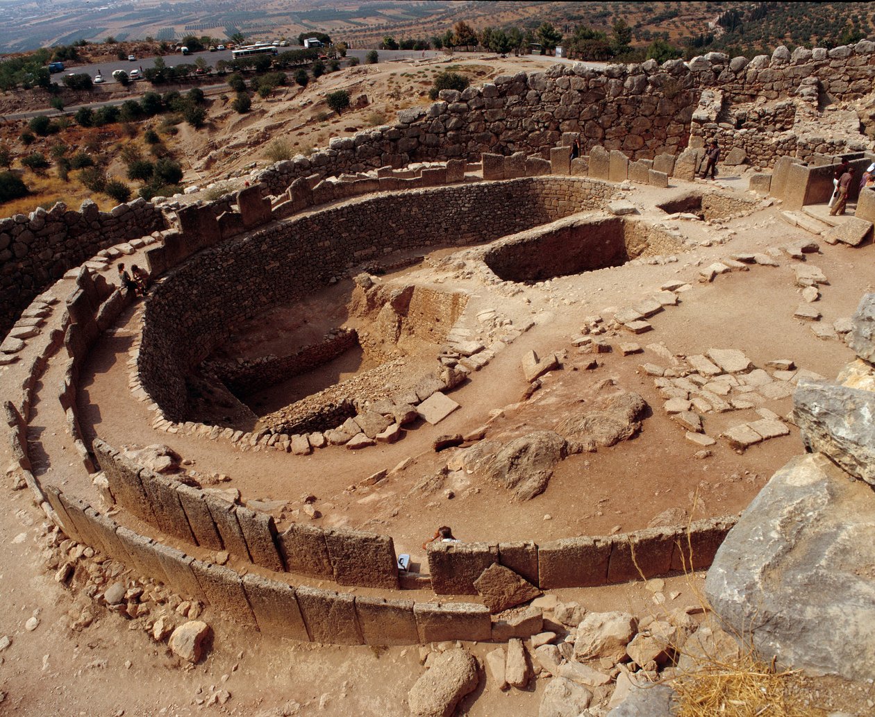 Civilización micénica: círculo de tumbas en el antiguo sitio de Micenas. 1300 a.C. de Mycenaean