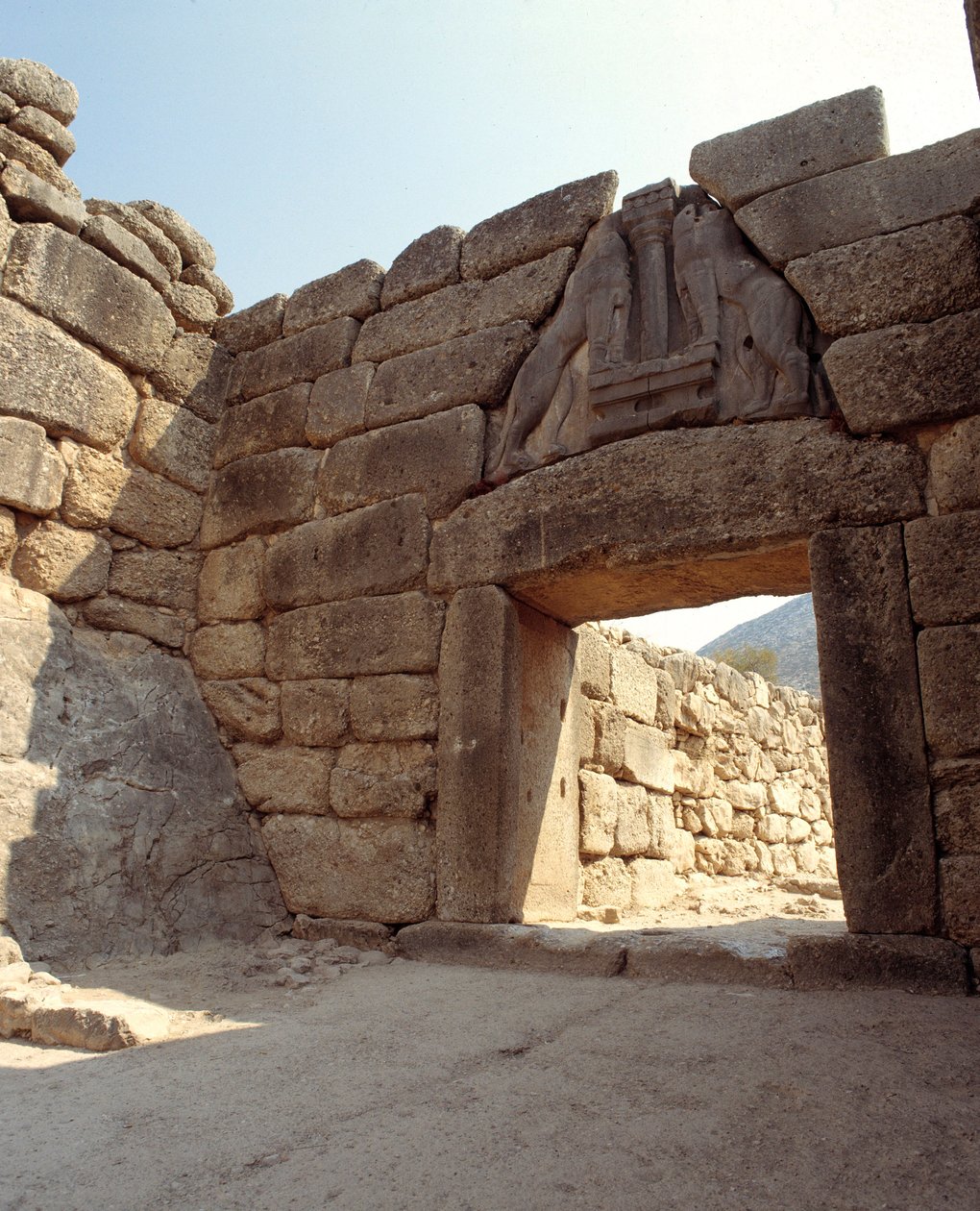 Vista de la Puerta de los Leones en la ciudad de Micenas, Grecia de Mycenaean