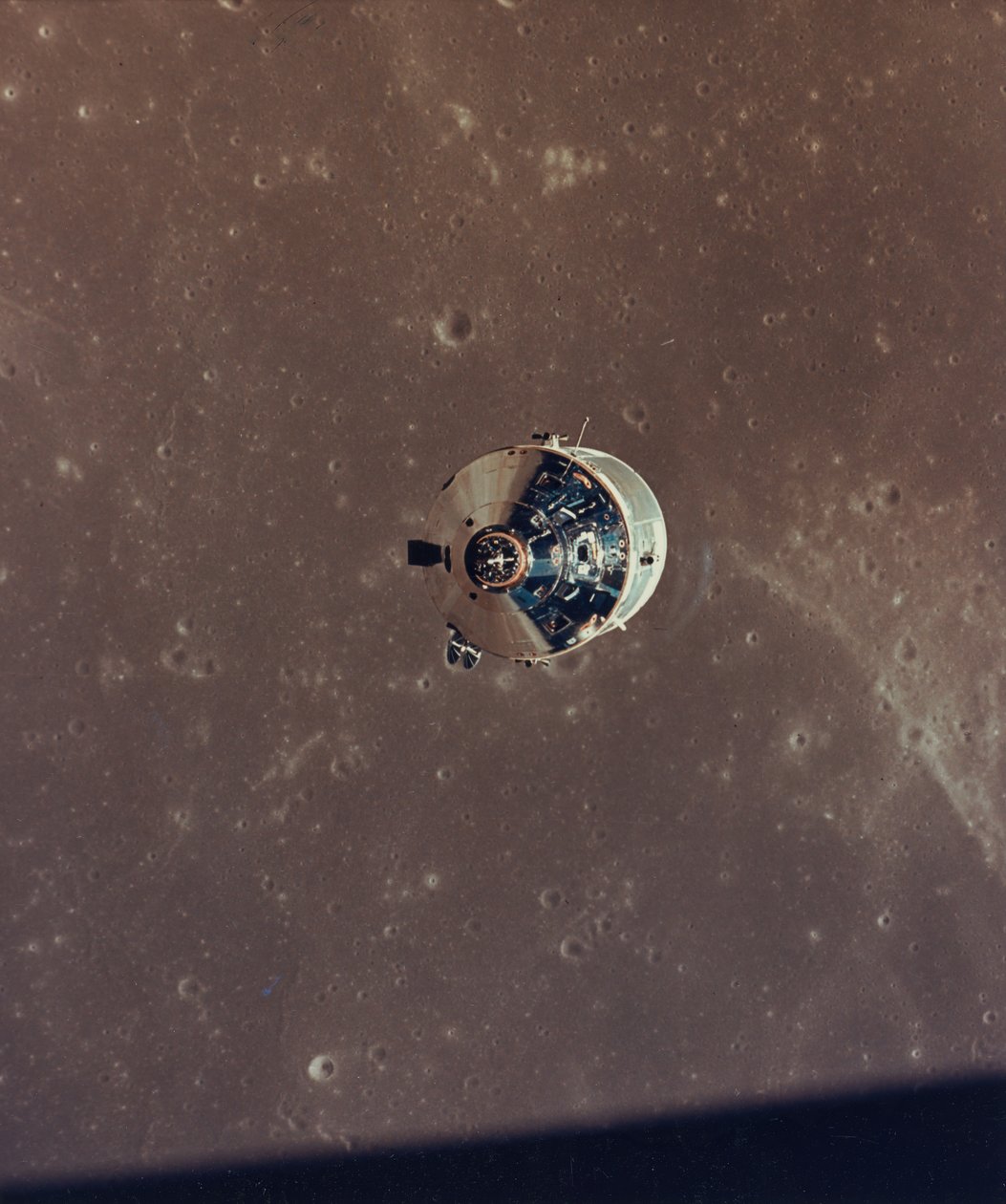 Módulos de Comando y Servicio del Apollo 11 fotografiados desde el Módulo Lunar en órbita, 1969 de NASA Images