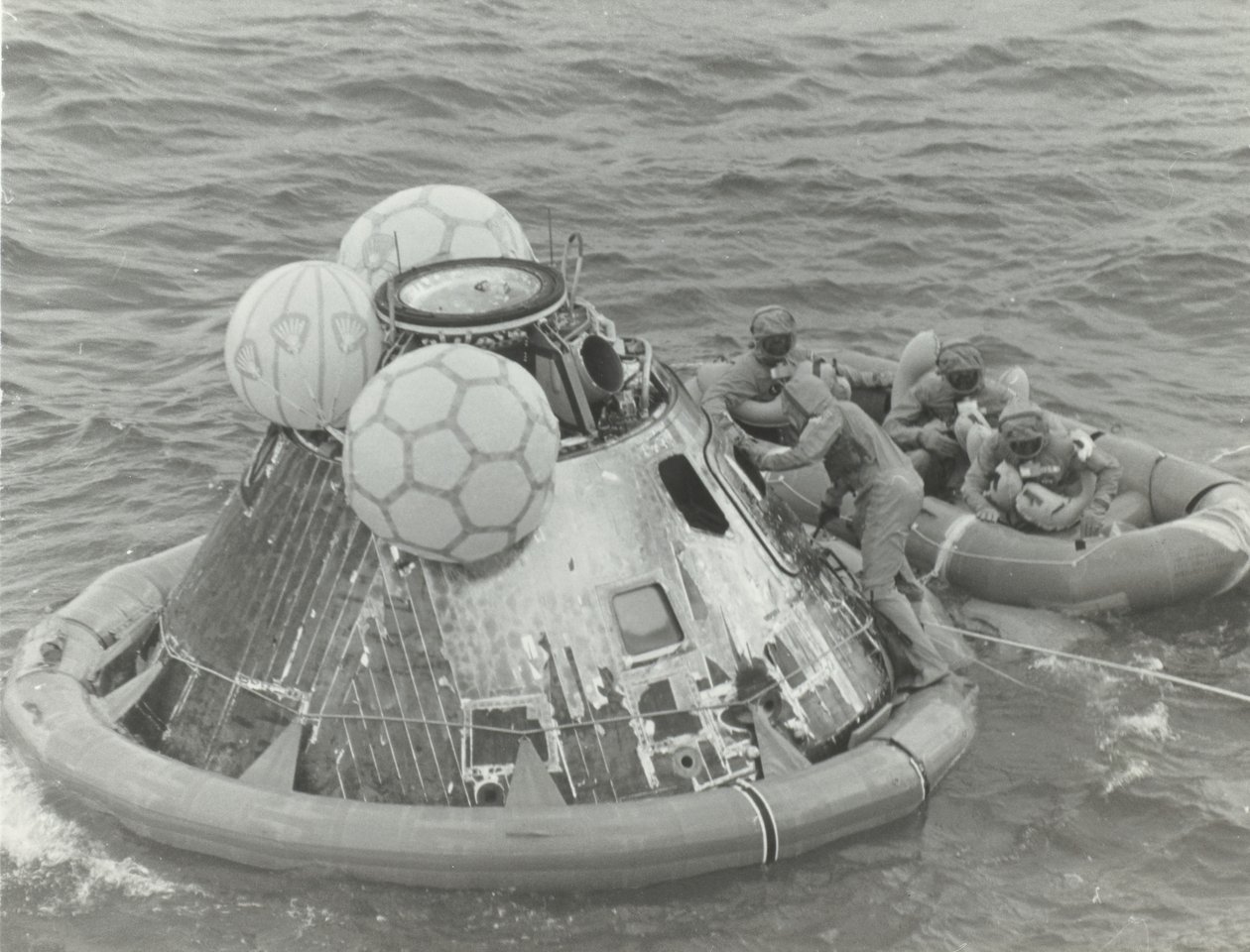 [Astronautas en bote salvavidas después del amerizaje del Apollo 11], 1969 de NASA Images