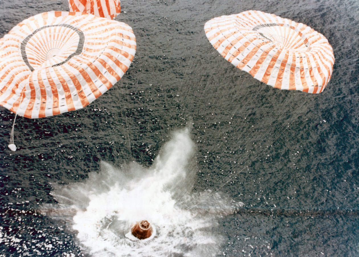 La cápsula del Apollo 15 aterriza de manera segura a pesar de una falla en el paracaídas, Océano Pacífico Medio, 1971 de NASA Images