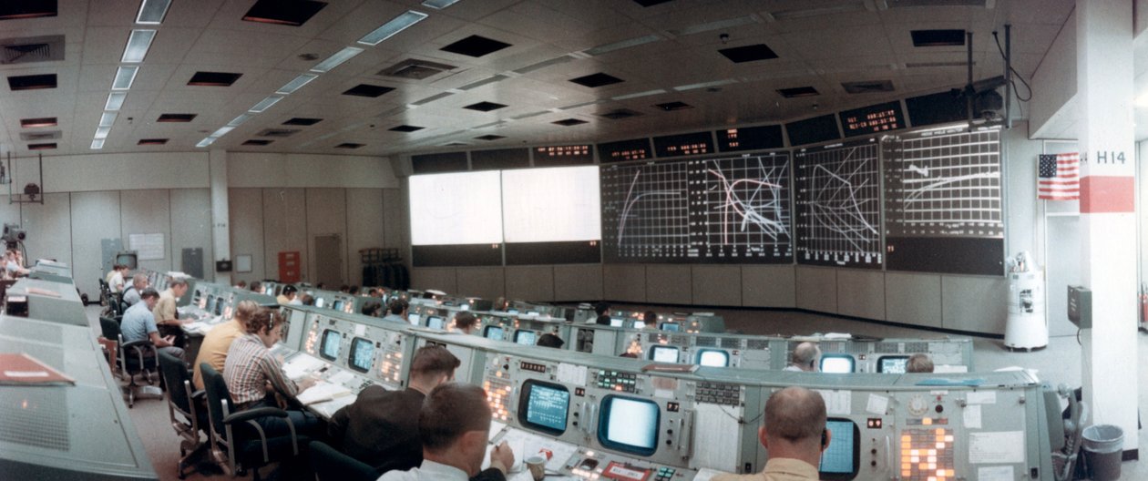La sala de control de operaciones de la misión en el Centro de Control de Misión, Houston, Texas, EE.UU., 1971 de NASA Images