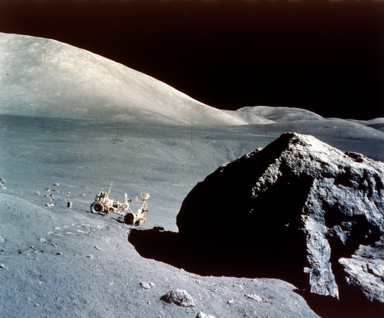 El rover es enano por una roca gigante en la superficie lunar, misión Apolo 17, diciembre de 1972 de NASA Images