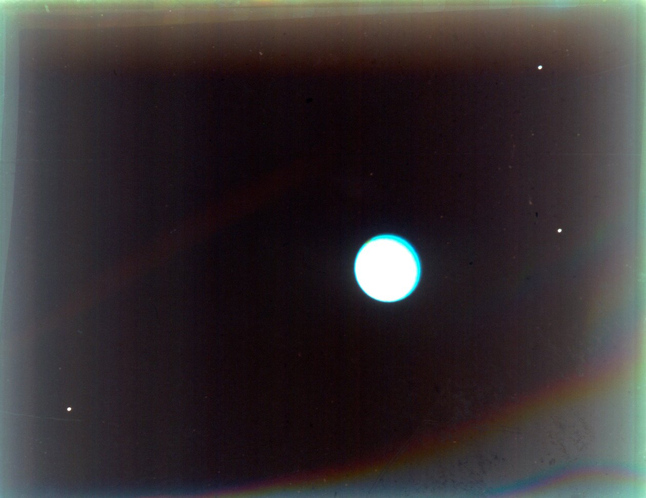 Urano con los satélites Miranda, Ariel y Umbriel, desde Voyager 2 de NASA Images