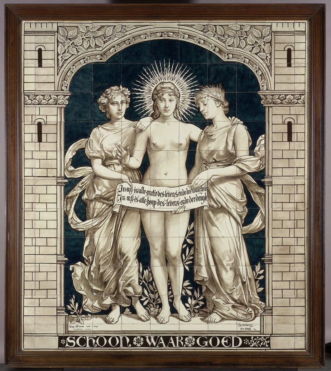 Panel de azulejos con las personificaciones de lo Bello, lo Verdadero y lo Bueno de N.V. Haagsche Plateelfabriek Rozenburg