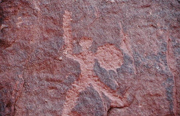 Petroglifo del lado de un acantilado de Nabatean
