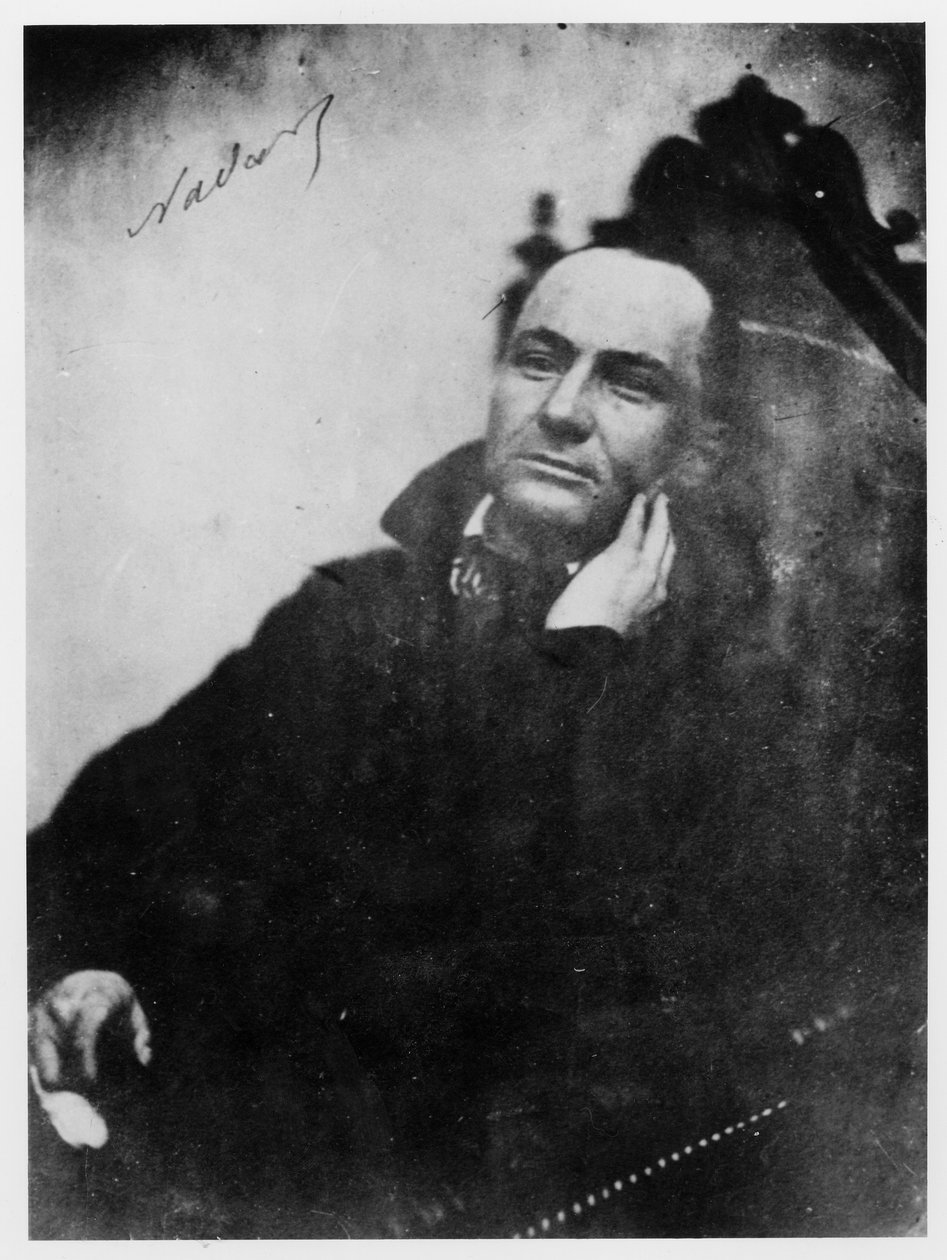 Charles Baudelaire (1821-67) sentado en un sillón Luis XIII, 1855 de Nadar