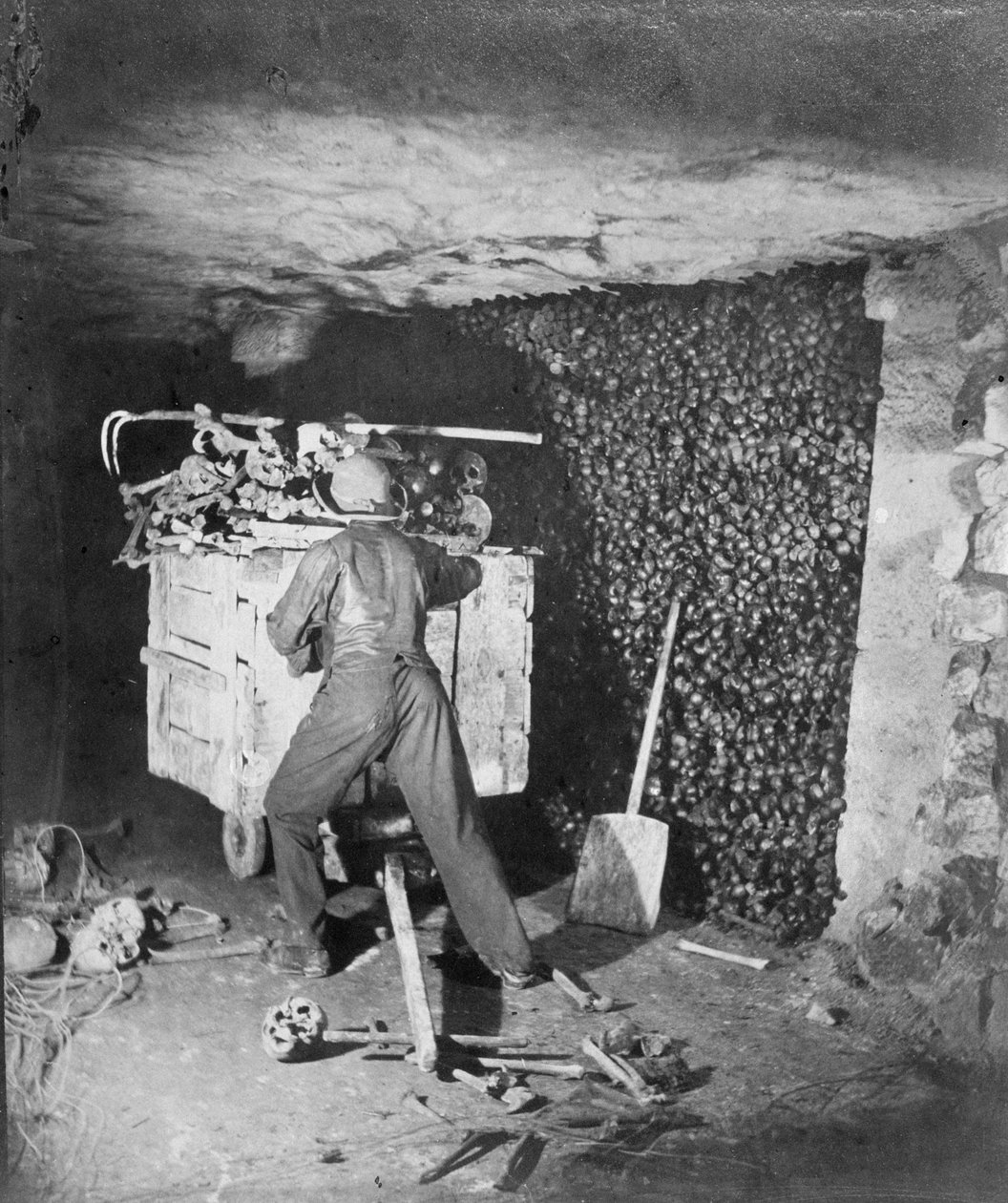 Interior de las Catacumbas, París, 1861 de Nadar