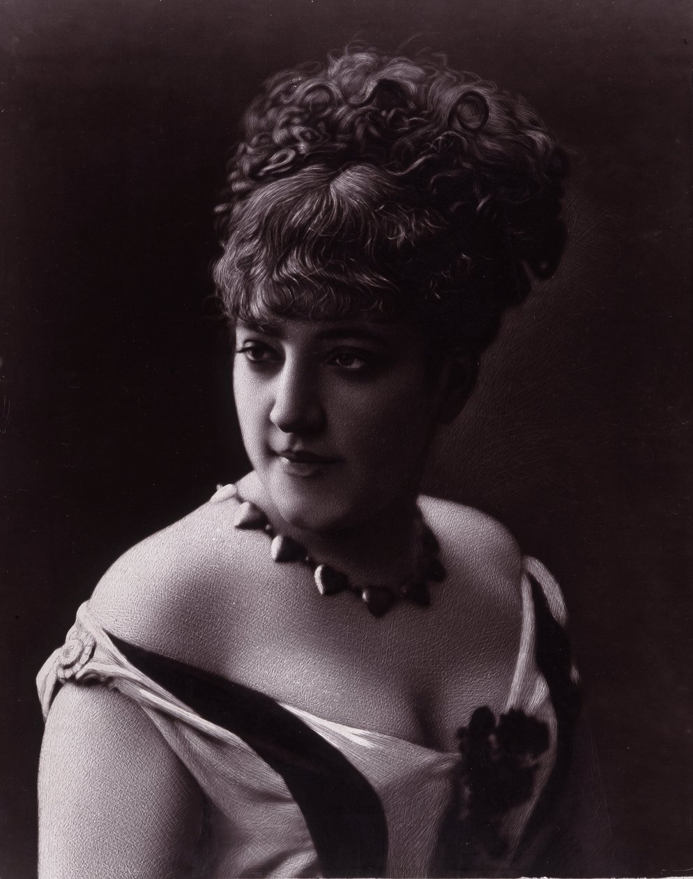 Retrato de mujer. Rostro de una mujer que lleva un escote y un collar con colgantes en forma de corazón. de studio of Nadar