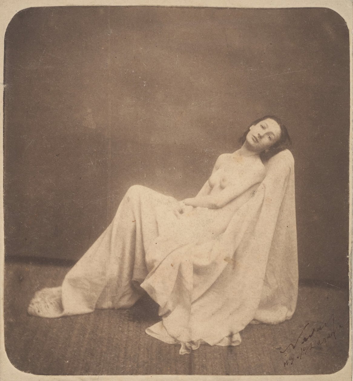Modelo sentada, parcialmente cubierta de Nadar