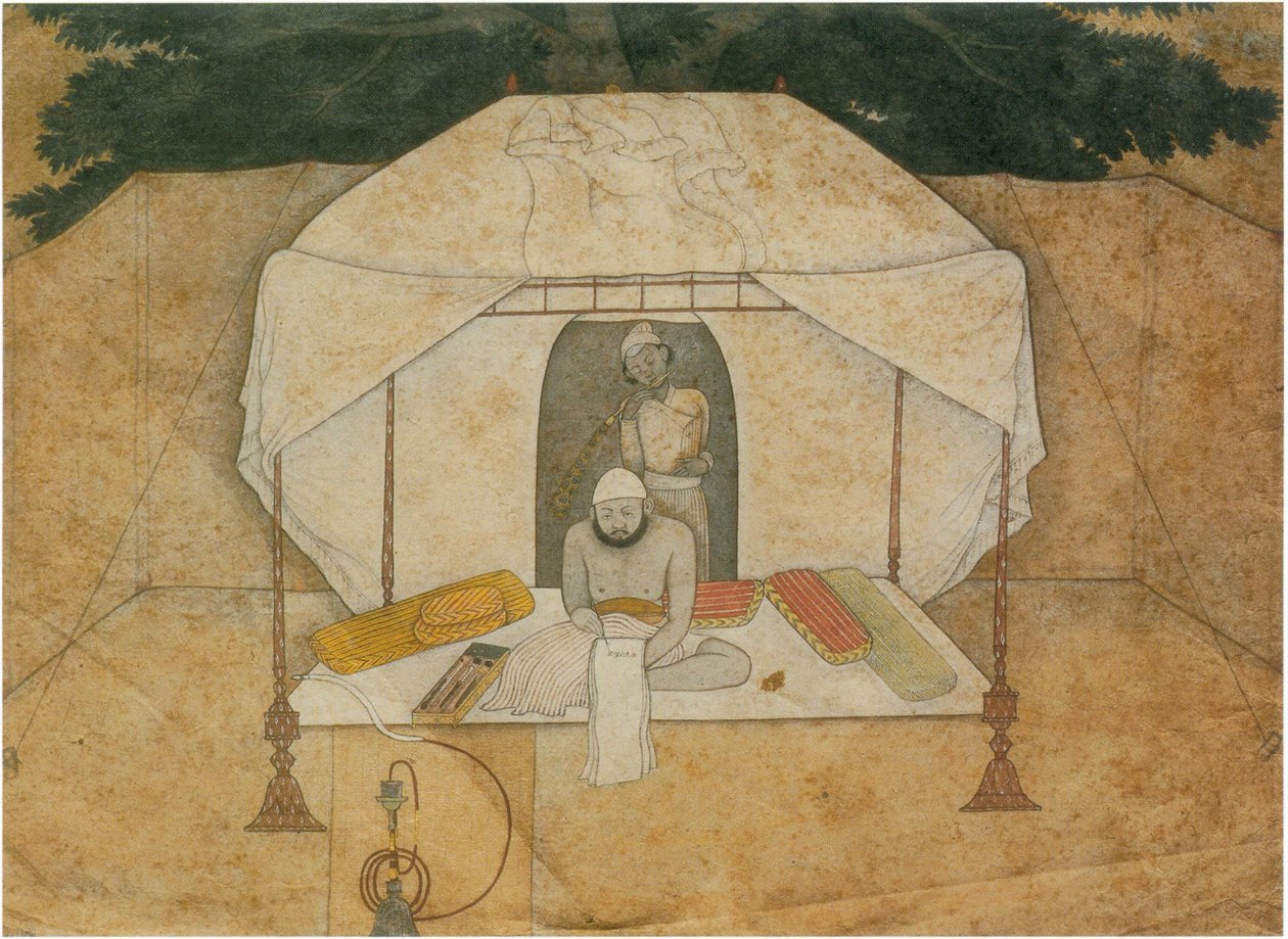 Balwant Singh sentado escribiendo en una cama de campaña de Nainsukh