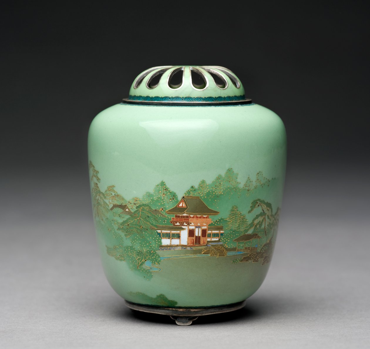 Koro con una puerta de entrada entre árboles, c.1905 de Namikawa Yasuyuki