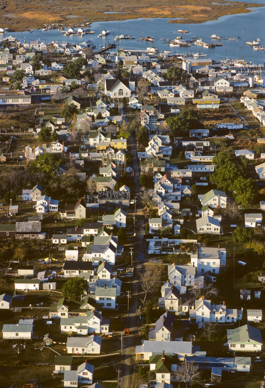 Fotografía aérea de las casas a lo largo de King Street, la espina dorsal del asentamiento de la isla de Tánger... de Nathan Benn