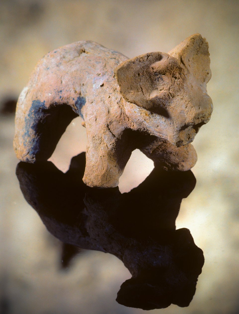 Escultura neolítica de arcilla de un mamífero con aspecto de elefante de Catal Huyuk de Nathan Benn
