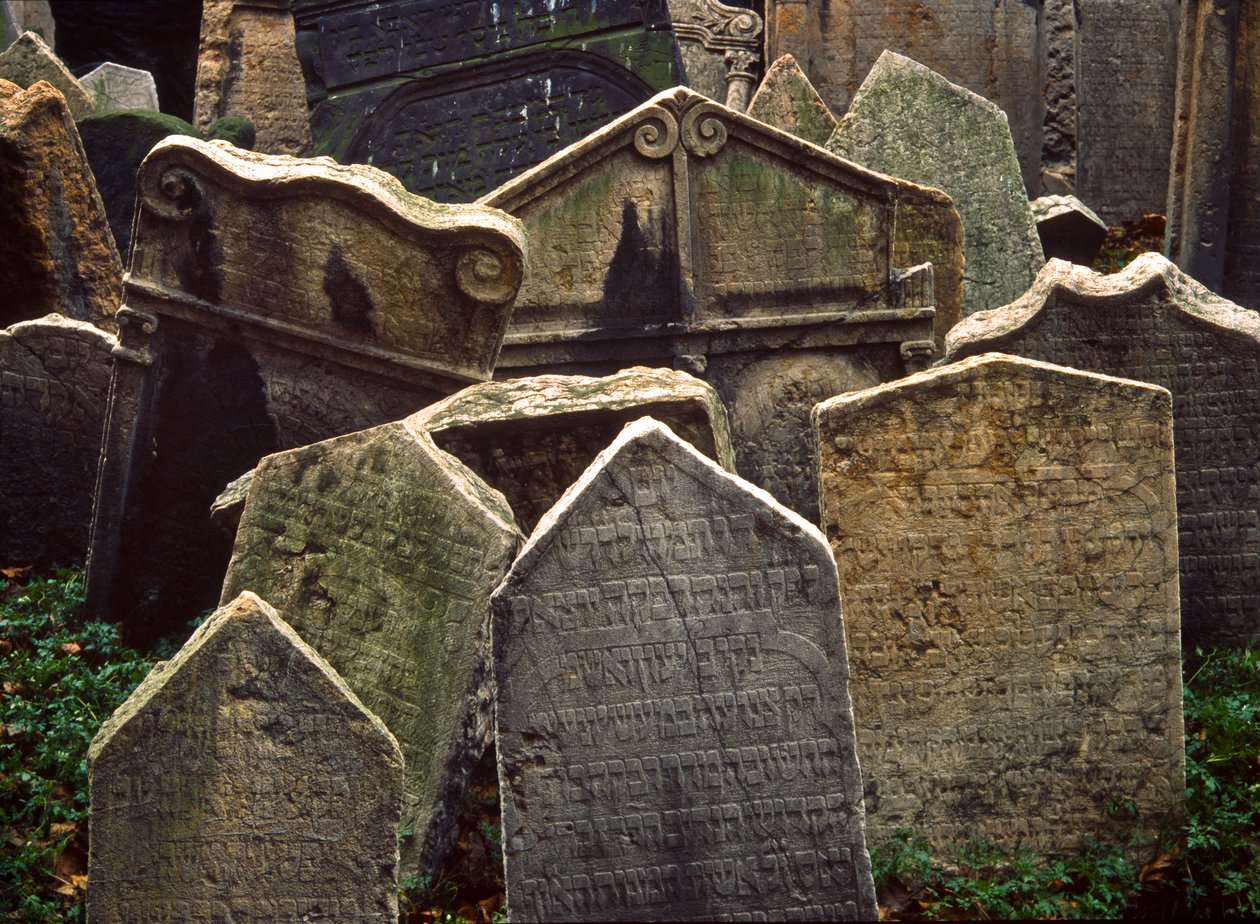 Lápidas en el antiguo cementerio judío de Josefov, el barrio judío de la Ciudad Vieja, Pra... de Nathan Benn