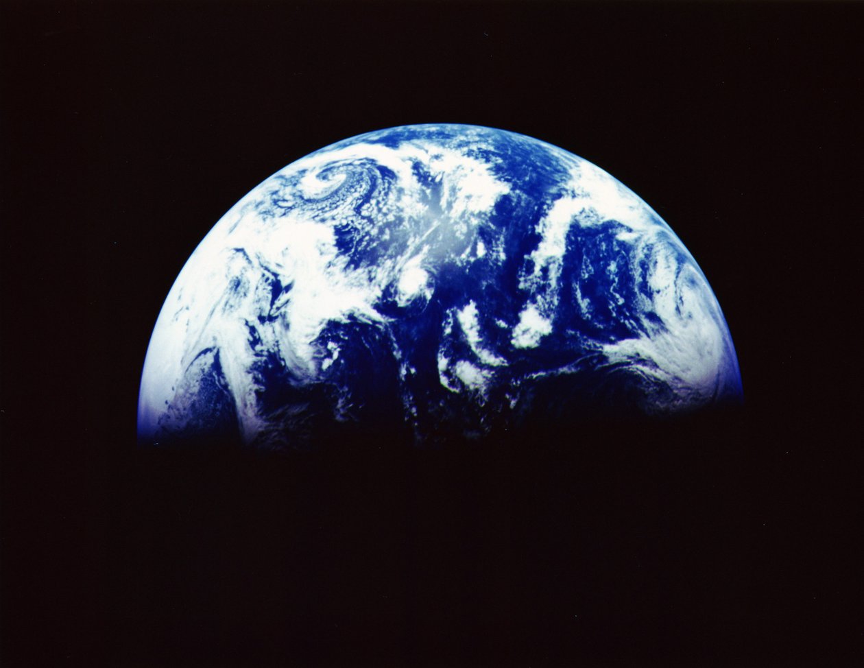 La Tierra desde el espacio fotografiada por la nave espacial Galileo 11, diciembre de 1992 desde una distancia de 1.9 millones de km (1.2 millones de millas). Antártida, abajo, y el amanecer sobre el Océano Pacífico. Fotografía de la NASA. de National Aeronautics and Space Administration National Aeronautics and Space Administration