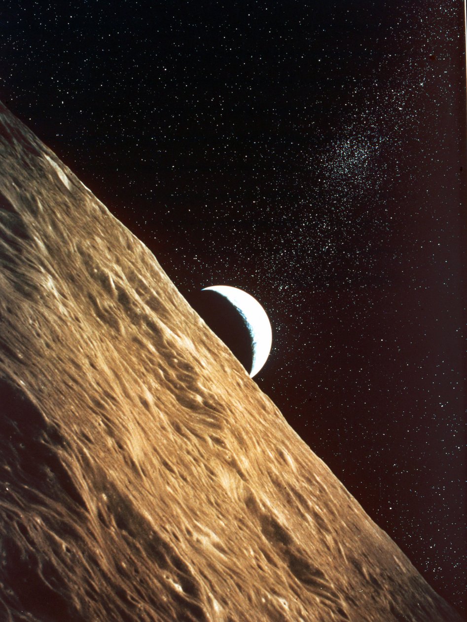 Salida de la Tierra vista desde la superficie de la Luna: Misión Apolo 1969. Fotografía de la NASA. de National Aeronautics and Space Administration National Aeronautics and Space Administration
