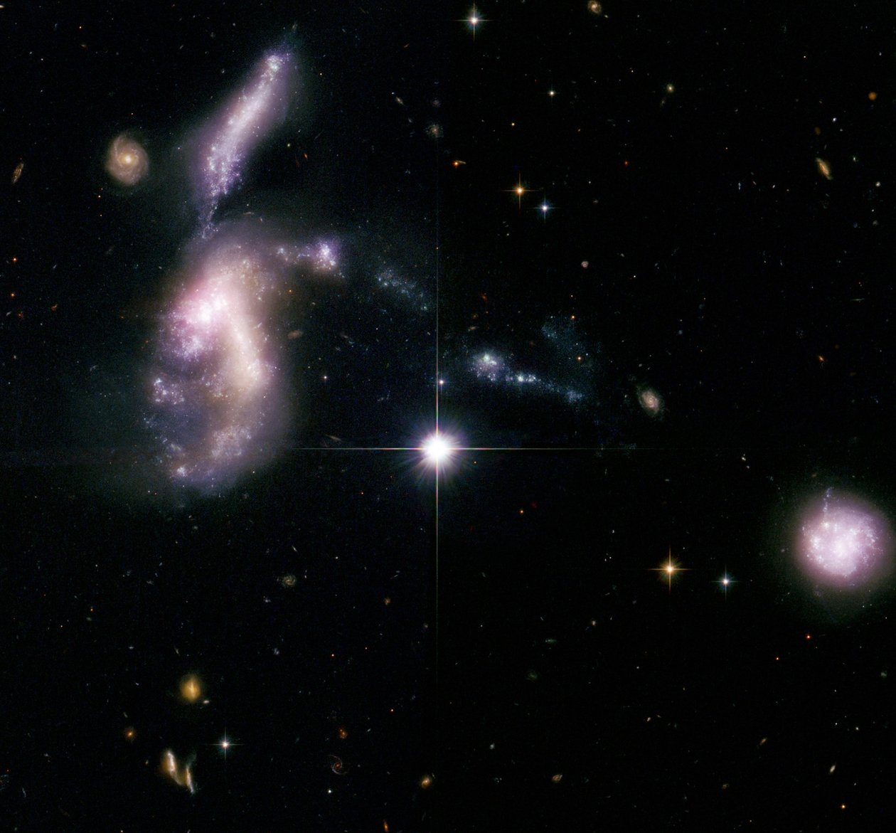 Grupo compacto Hickson 31, uno de los 100 grupos de galaxias compactas catalogados por el astrónomo canadiense Paul Hickson. Crédito NASA. Ciencia Astronomía de National Aeronautics and Space Administration National Aeronautics and Space Administration