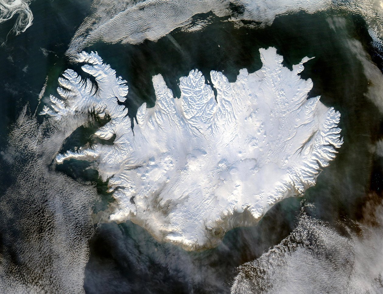 Imagen satelital de Islandia el 28 de enero de 2004, mostrando el país cubierto por una manta de nieve y hielo que oculta los glaciares y casquetes de hielo permanentes que existen todo el año. Crédito: NASA. de National Aeronautics and Space Administration National Aeronautics and Space Administration