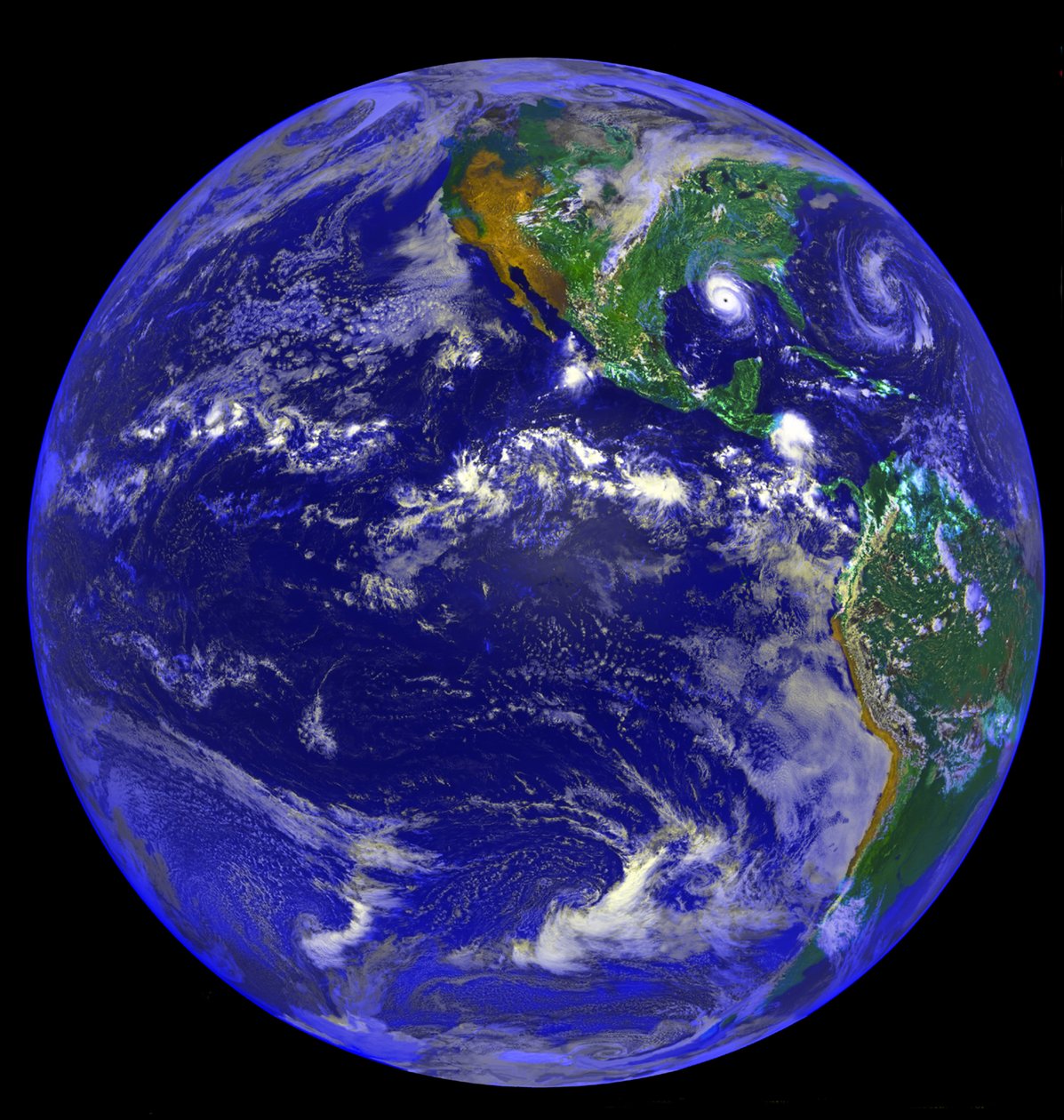 Imagen satelital del Océano Pacífico y América del Norte y del Sur y el huracán Andrew, 25 de agosto de 1992. Crédito NASA. de National Aeronautics and Space Administration National Aeronautics and Space Administration